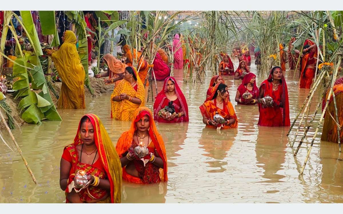  सूर्य देवलाई अर्घ दिदै छठ पूजा समापन